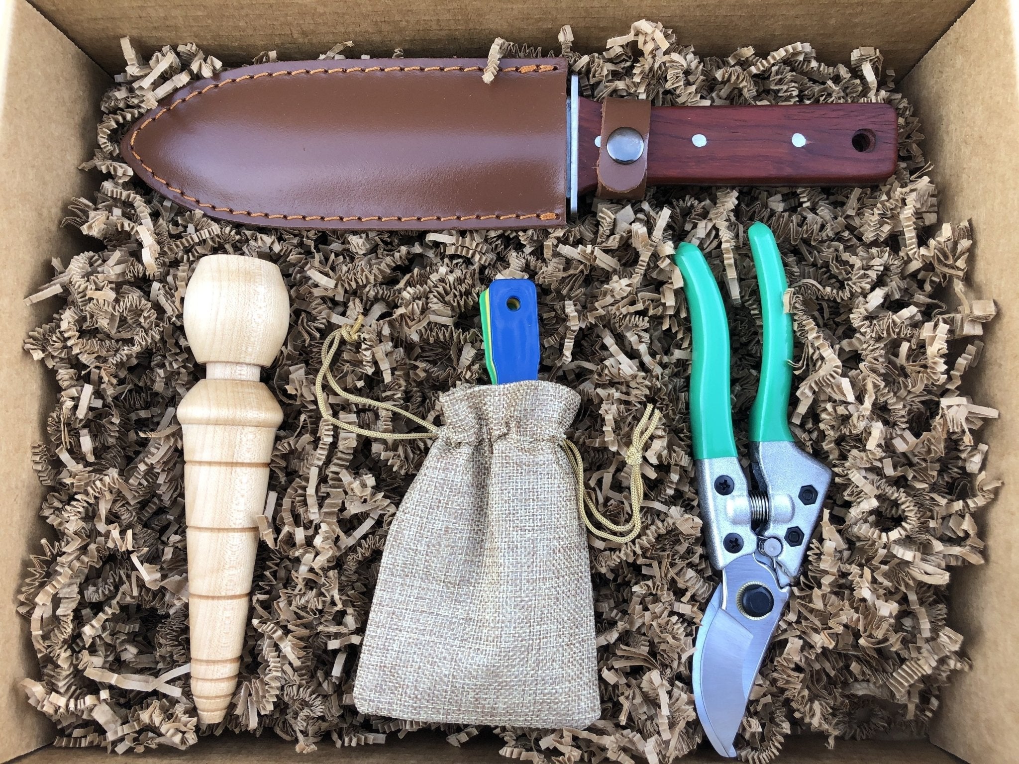 GARDENING TOOLS, ACCESSORIES AND PLANT ELIXIRS